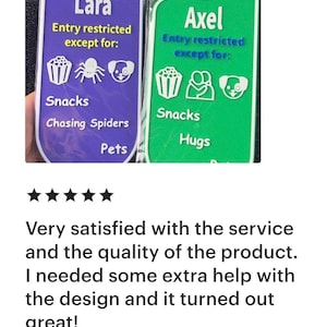 K&ouml;nnte beinhalten: Zwei T&uuml;rschilder, eines in Lila und eines in Gr&uuml;n, mit wei&szlig;em Text und Symbolen. Das lila Schild sagt "Lara" und listet "Snacks, Spinnen jagen, Haustiere". Das gr&uuml;ne Schild sagt "Axel" und listet "Snacks, Umarmungen".