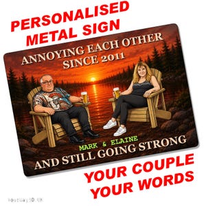 Può includere: Una targa rettangolare in metallo raffigurante un lago al tramonto con due persone sedute su sedie di legno che tengono dei bicchieri. Il testo recita: ANNOYING EACH OTHER SINCE 2011, MARK & ELAINE, AND STILL GOING STRONG. Sfondo di foresta.