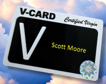Könnte beinhalten: Eine weiße Karte mit schwarzem Text, der "V-CARD Certified Virgin Scott Moore" lautet. Die Karte hat ein großes weißes "V" auf schwarzem Hintergrund. Ein holografischer Aufkleber mit dem Wort "ORIGINAL" befindet sich in der unteren rechten Ecke.