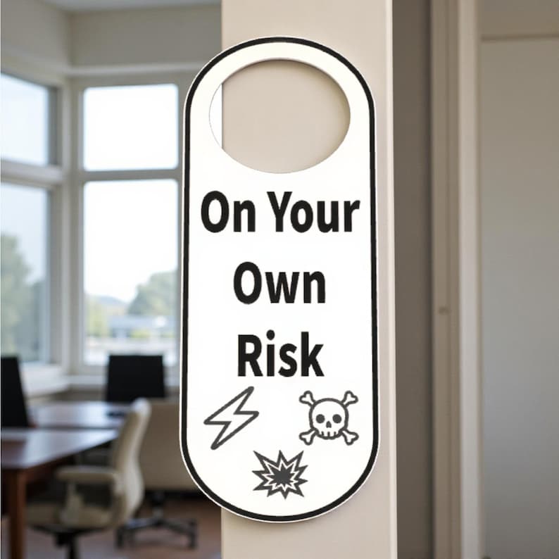 K&ouml;nnte beinhalten: Wei&szlig;er T&uuml;rh&auml;nger mit schwarzem Rand und dem Text "On Your Own Risk". Das Schild enth&auml;lt einen Blitz, Totenkopf und gekreuzte Knochen sowie eine Explosionsgrafik. Das Schild h&auml;ngt an einer beigen T&uuml;r.