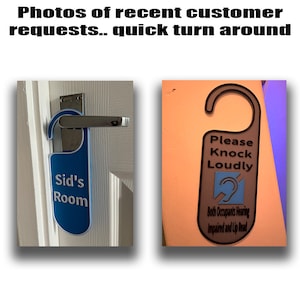 K&ouml;nnte beinhalten: Zwei T&uuml;ranh&auml;nger. Einer ist blau mit "Sid's Room" in wei&szlig;em Text. Der andere ist braun mit "Please Knock Loudly" und "Both Occupants Hearing Impaired and Lip Read" in wei&szlig;em und blauem Text.