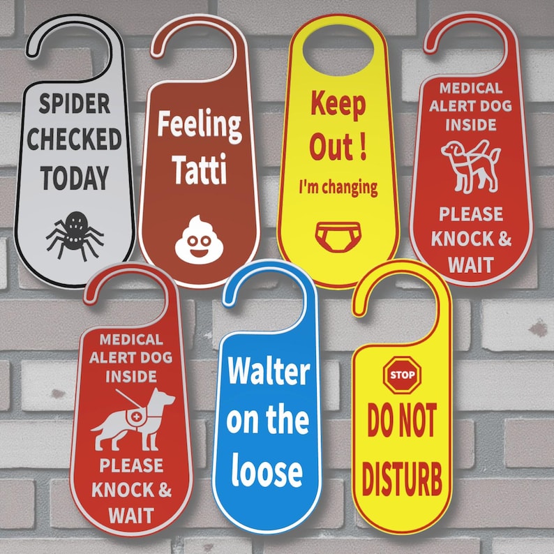 K&ouml;nnte beinhalten: Eine Sammlung von T&uuml;rschildern in verschiedenen Farben, jeweils mit einer einzigartigen Botschaft. Die Schilder enthalten S&auml;tze wie "Spider Checked Today", "Feeling Tatti" und "Do Not Disturb". Einige zeigen Illustrationen.