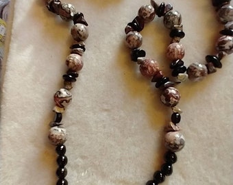 Round Agate Stones and Black Beads Leaf Toggle necklace