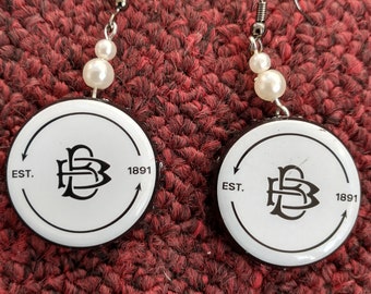 Boylan Bottle Cap Earrings w/white acrylic pearl beads