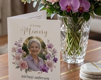 Può includere: Un cartoncino bianco per programma funebre con il testo in loving Memory, un ritratto di una persona anziana e il nome micheal anderson con le date may 15, 1948 - april 20, 2025, circondato da una corona floreale di rose rosa e orchidee viola.
