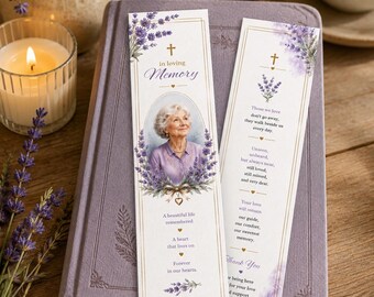 Può includere: Due segnalibri rettangolari in carta con illustrazioni di lavanda, icone di croci dorate e testi commemorativi. Uno mostra il ritratto di una persona anziana con una camicia viola, l'altro contiene una poesia sul ricordo e sull'amore.