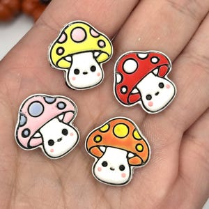 Set med 4 handmålade flatbacks av svamp, 25 mm, cabochoner av polymerlera