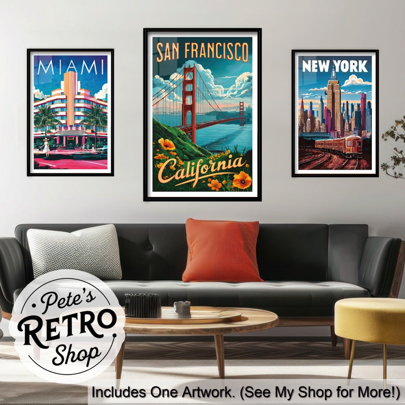 K&ouml;nnte beinhalten: Drei gerahmte Kunstdrucke mit Stadtansichten. Die Drucke zeigen Miami mit einem Retro-Hotel, San Francisco mit der Golden Gate Bridge und New York mit einem Zug. Die Kunstwerke sind &uuml;ber einem schwarzen Sofa mit bunten Kissen ausgestellt.
