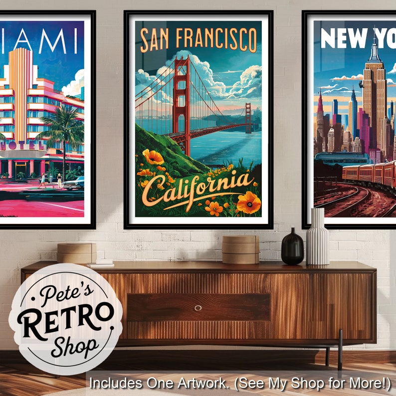 K&ouml;nnte beinhalten: Drei gerahmte Reiseplakate mit Stadtansichten. Die Plakate zeigen Miami, San Francisco und New York. Das San Francisco-Poster zeigt die Golden Gate Bridge. Die Plakate werden &uuml;ber einem Holzschrank ausgestellt.