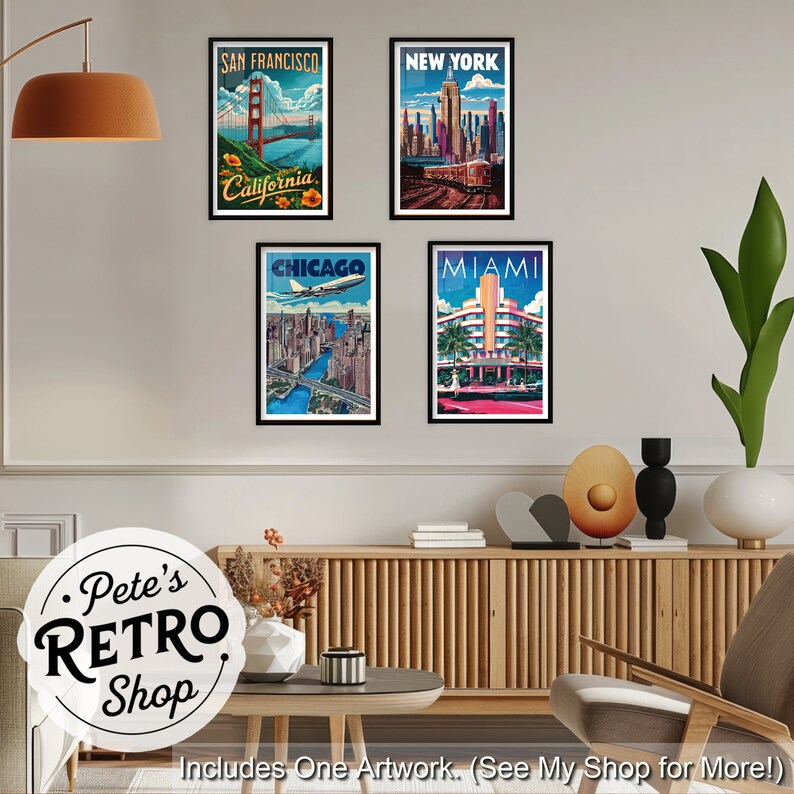K&ouml;nnte beinhalten: Vier gerahmte Reiseplakate mit San Francisco, New York, Chicago und Miami. Das San Francisco-Poster zeigt die Golden Gate Bridge. Das New York-Poster zeigt die Skyline der Stadt. Das Chicago-Poster zeigt ein Flugzeug. Das Miami-Poster zeigt ein Hotel.