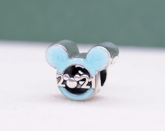 Pingente em prata de lei comemorativo dos parques do Mickey Mouse 2021, com contas esmaltadas.
