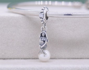 Charm colgante de plata de ley con forma de Ariel de La Sirenita y perla. Regalo para amigos.