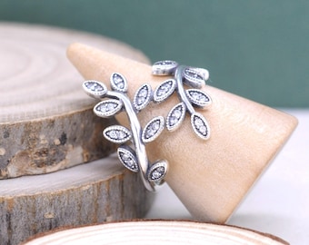 Anillo de plata de ley con hojas brillantes y circonitas transparentes