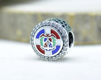 Exclusivo charm de plata de ley con la bandera de la República Dominicana: Cuenta de viaje con esmalte y circonitas cúbicas