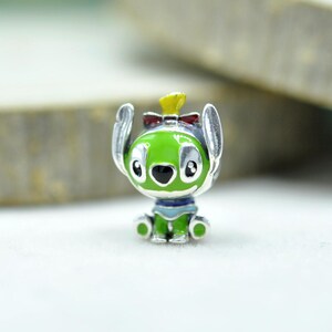 Berlock i sterlingsilver med grön söm och röd rosett: Lilo & Stitch-hänge i blå emalj bild 4