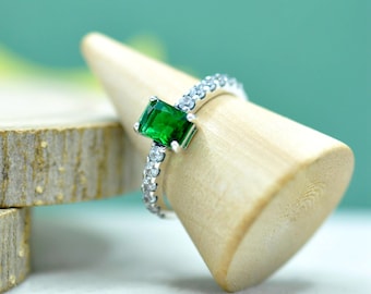 Srebrny, prostokątny, lśniący, zielony pierścień z aureolą: prezent dla przyjaciół