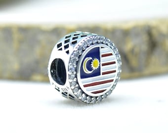 Exclusivo charm de plata de ley con la bandera de Malasia: Cuenta con esmalte y circonitas cúbicas con temática de viajes