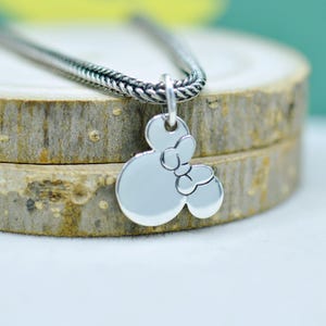 Peut inclure: Panneau en bois fait &agrave; la main avec le texte "Welcome to our home" dans un style manuscrit. Le panneau est peint en blanc avec des lettres noires et une finition vieillie, parfait pour la d&eacute;coration int&eacute;rieure.