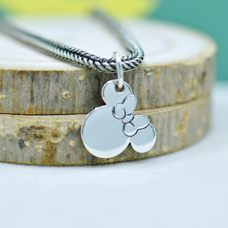 Peut inclure: Panneau en bois fait &agrave; la main avec le texte "Welcome to our home" dans un style manuscrit. Le panneau est peint en blanc avec des lettres noires et une finition vieillie, parfait pour la d&eacute;coration int&eacute;rieure.