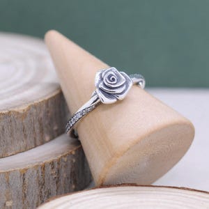 Ring i sterlingsilver med ros i blom och klar zirkonia, present till henne, present till älskare, present till mamma, födelsedagspresenter, present till vänner