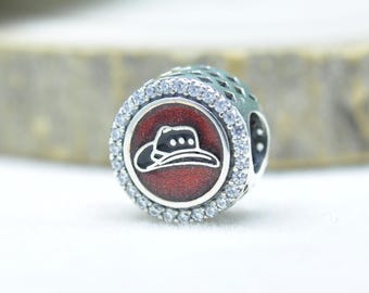 Exclusivo dije de sombrero de vaquero de Las Vegas en plata de ley: Cuenta de viaje con esmalte y circonitas cúbicas