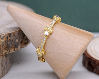 Błyszczący pierścień Eternity z Myszką Miki i Myszką Minnie: Cyrkonia sześcienna pokryta 14-karatowym złotem