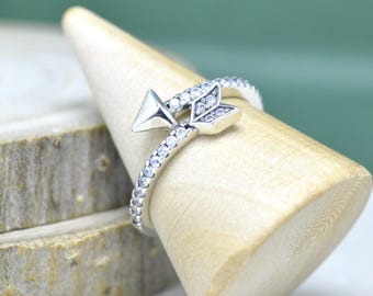 Anillo de flecha brillante de plata de ley con circonitas