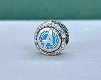 Charm de Avengers Campus: Cuenta de esmalte de plata esterlina