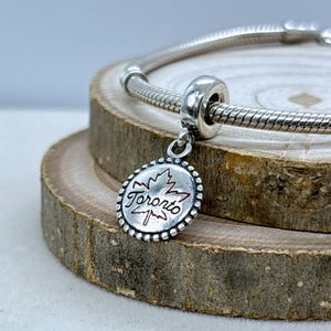 925 Sterlingsilber Toronto Canada Marquis, Maple Leaf Exclusive Dangle Charm für Armband / Geschenk für Freunde / Geschenk für sie / Reiseanhänger