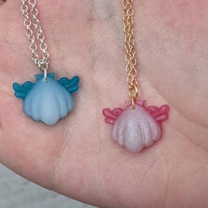 Puede incluir: Un juego de tres tazas de cerámica con un acabado mate moteado. Las tazas son en tonos crema, gris claro y gris oscuro. Cada taza tiene un diseño simple y minimalista y un asa redondeada.