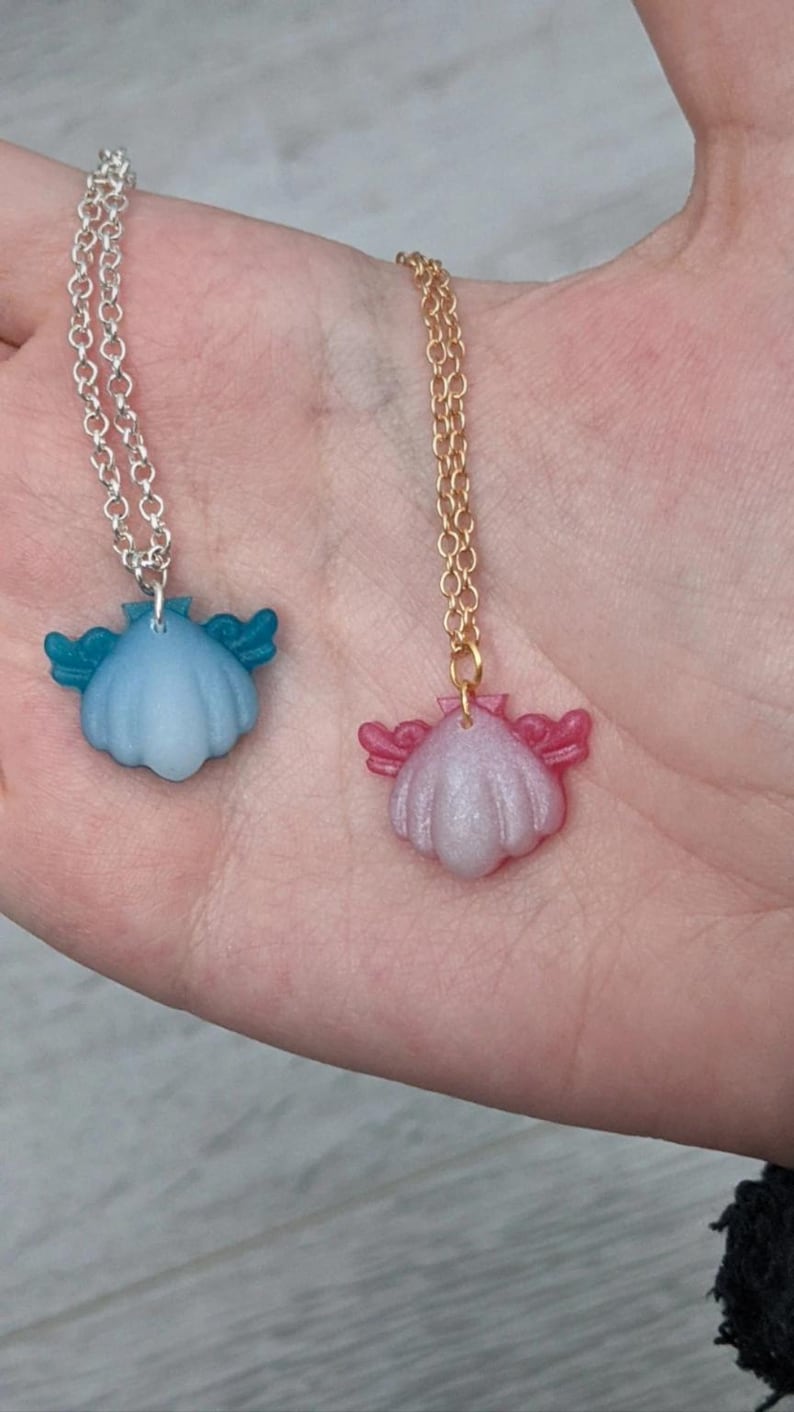 Pode incluir: Um conjunto de tr&ecirc;s canecas de cer&acirc;mica com acabamento fosco e salpicado. As canecas s&atilde;o em tons de creme, cinza claro e cinza escuro. Cada caneca tem um design simples e minimalista e uma al&ccedil;a arredondada.