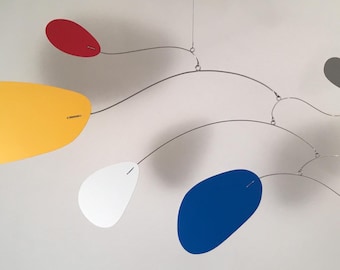 Simplexus M Móvil de Arte Moderno: Escultura cinética colgante de decoración para el hogar de mediados de siglo, 34" de ancho x 14" de alto