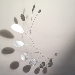Multius M mobiel medium 21 x 27 x 27 inch geborsteld aluminium metaal roestvrije spijlen modern interieur babykamer kunst