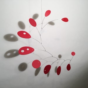 Escultura de arte suspensa moderna M 20”L x 20”A Mobius Medium Home Decor Nursery toda vermelha