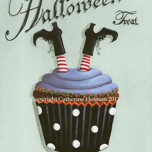 Pode incluir: Uma pintura com tema de Halloween com um cupcake e pernas de bruxa. O cupcake tem uma embalagem de bolinhas brancas e pretas, cobertura azul e as palavras "Halloween Treat" em escrita cursiva.