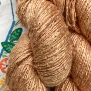 OOAK Seidengarn - handgefärbtes Kammgarn Gewicht - Farbton: Honey Blush