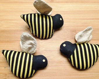 Primitive Bumble Bees / Spring Ornaments / Gift Under 20 / Wreath Decorations / Mother's Day / Bee Lovers / Gardeners Gift