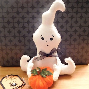 This is the pattern for a simple 9 1/2-inch ghost sitter... so cute and easy.  Great for craft shows and a great table center piece.