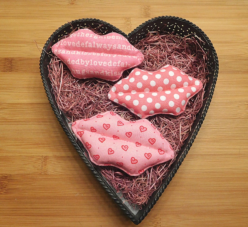 Primitive Valentine/'s Lips Kissy Lips Kiss Ornaments Lip Bowl Fillers Holiday Decorations Wreath Decorations