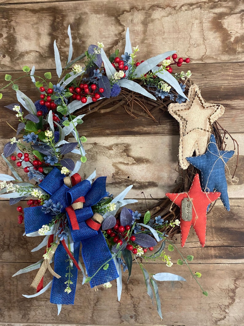 A customers finished stars on a wreath.
