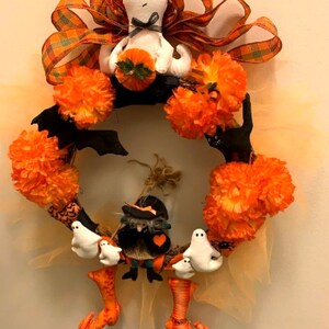 Picture of my pattern ghost and my other ghost ornaments on a customers wreath.