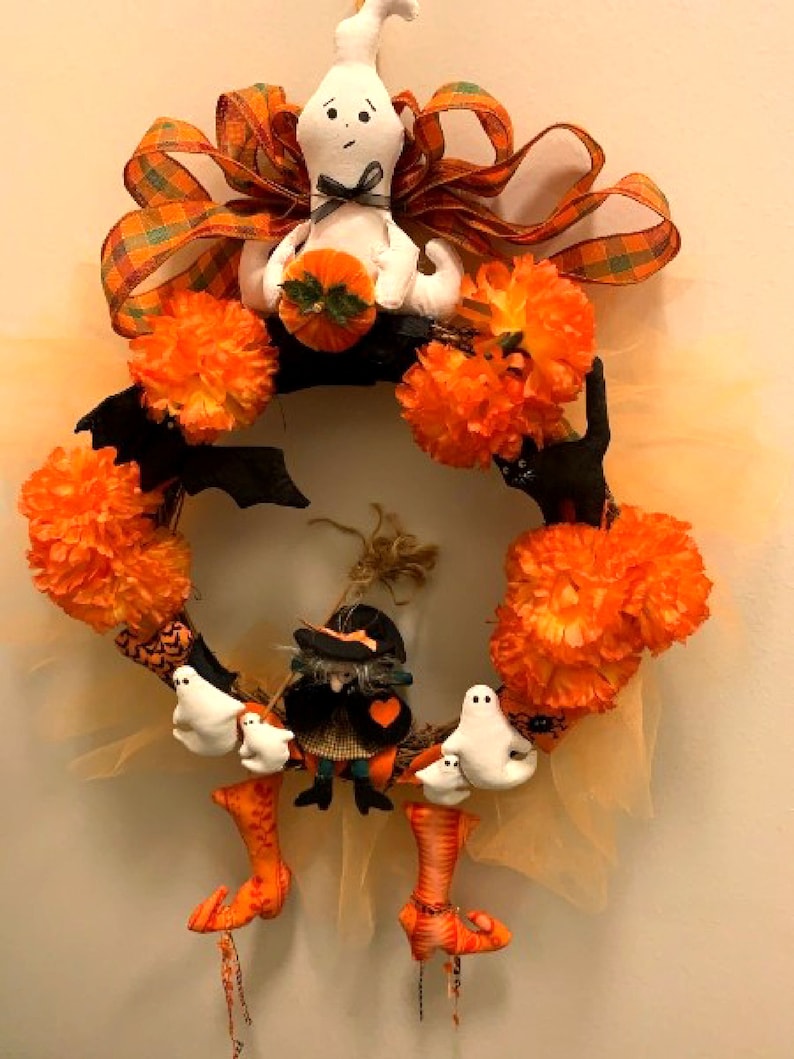 Picture of my pattern ghost and my other ghost ornaments on a customers wreath.