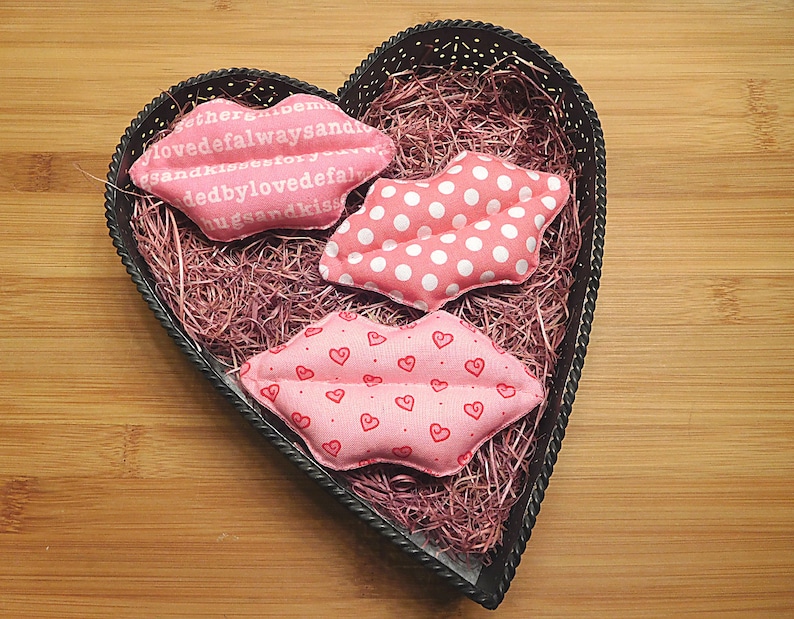 Primitive Valentine/'s Lips Kissy Lips Kiss Ornaments Lip Bowl Fillers Holiday Decorations Wreath Decorations