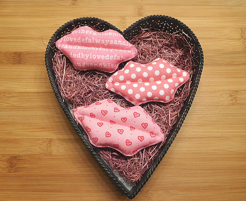 Primitive Valentine/'s Lips Kissy Lips Kiss Ornaments Lip Bowl Fillers Holiday Decorations Wreath Decorations
