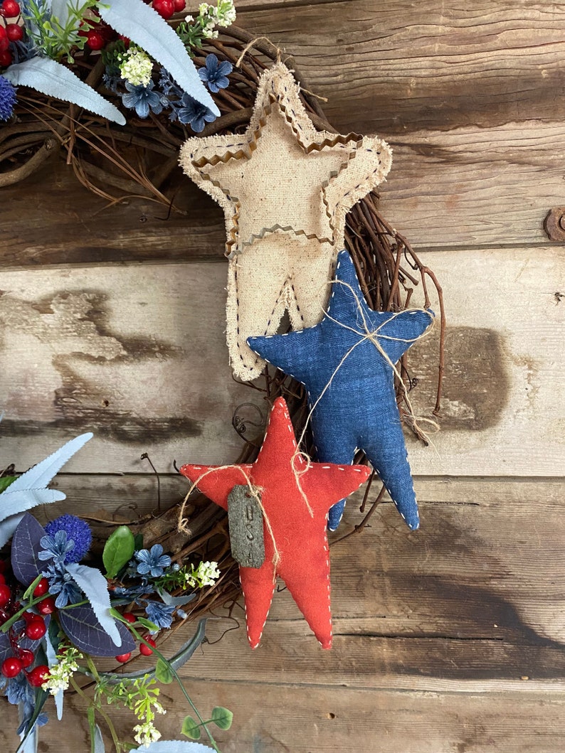 The stars on a wreath.