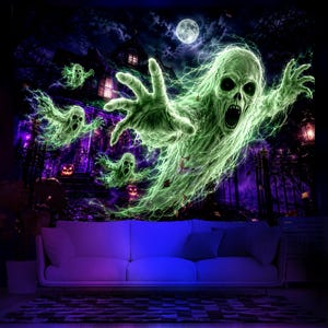 Może przedstawiać: Gościniec o tematyce Halloween z sceną nawiedzonego domu z świecącymi zielonymi duchami i dyniami. Grafika zawiera pełnię księżyca, upiorny las i białą sofę na pierwszym planie, tworząc mroczną atmosferę.