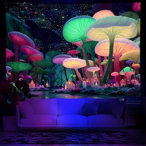 Könnte beinhalten: Ein lebendiger Wandteppich mit einer fantastischen Pilzwaldszene. Das Kunstwerk zeigt große, leuchtende Pilze in Grün-, Rosa- und Gelbtönen, vor dem Hintergrund eines sternenklaren Nachthimmels. Darunter befindet sich ein weißes Sofa.