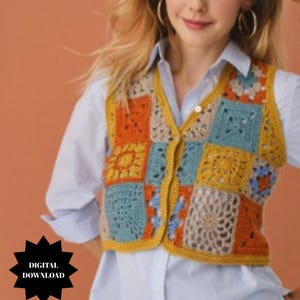 Puede incluir: Un chaleco de ganchillo colorido con un diseño de patchwork. El chaleco presenta cuadrados en tonos naranja, amarillo, azul y beige, con un borde amarillo. La imagen incluye el texto "DIGITAL DOWNLOAD" en una estrella negra.