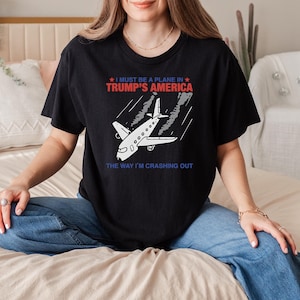 Fliegen durch Chaos Lustiges Polit Satire T-Shirt, Witziges Statement T-Shirt, Freiheit Liebhaber Shirt, Mutiges Grafik Humor T-Shirt für Männer und Frauen