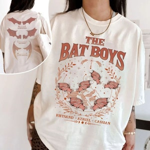 Maglietta The Bat Boys, maglietta ispirata a Night Court, regalo per gli amanti dei libri fantasy, maglietta grafica casual da donna, fan di ACOTAR, abbigliamento dark fantasy